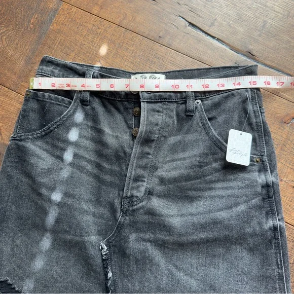 NWT- Free People Brea Cut Off dark Denim
Skirt size 28 - Picture 13 of 13